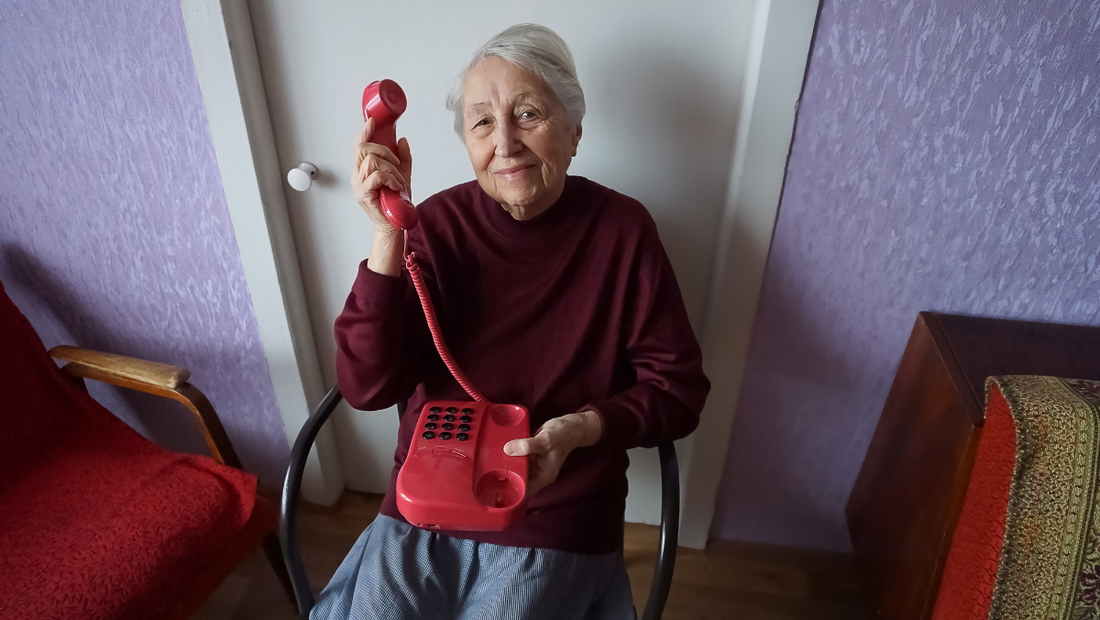 How Do Scammers Use Fear Tactics to Manipulate Older Landline Users? 